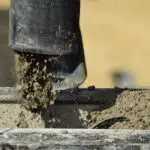 Chez quel prestataire louer une pompe à chape à Nîmes et ses environs ?