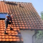 Comment démousser un toit naturellement ?