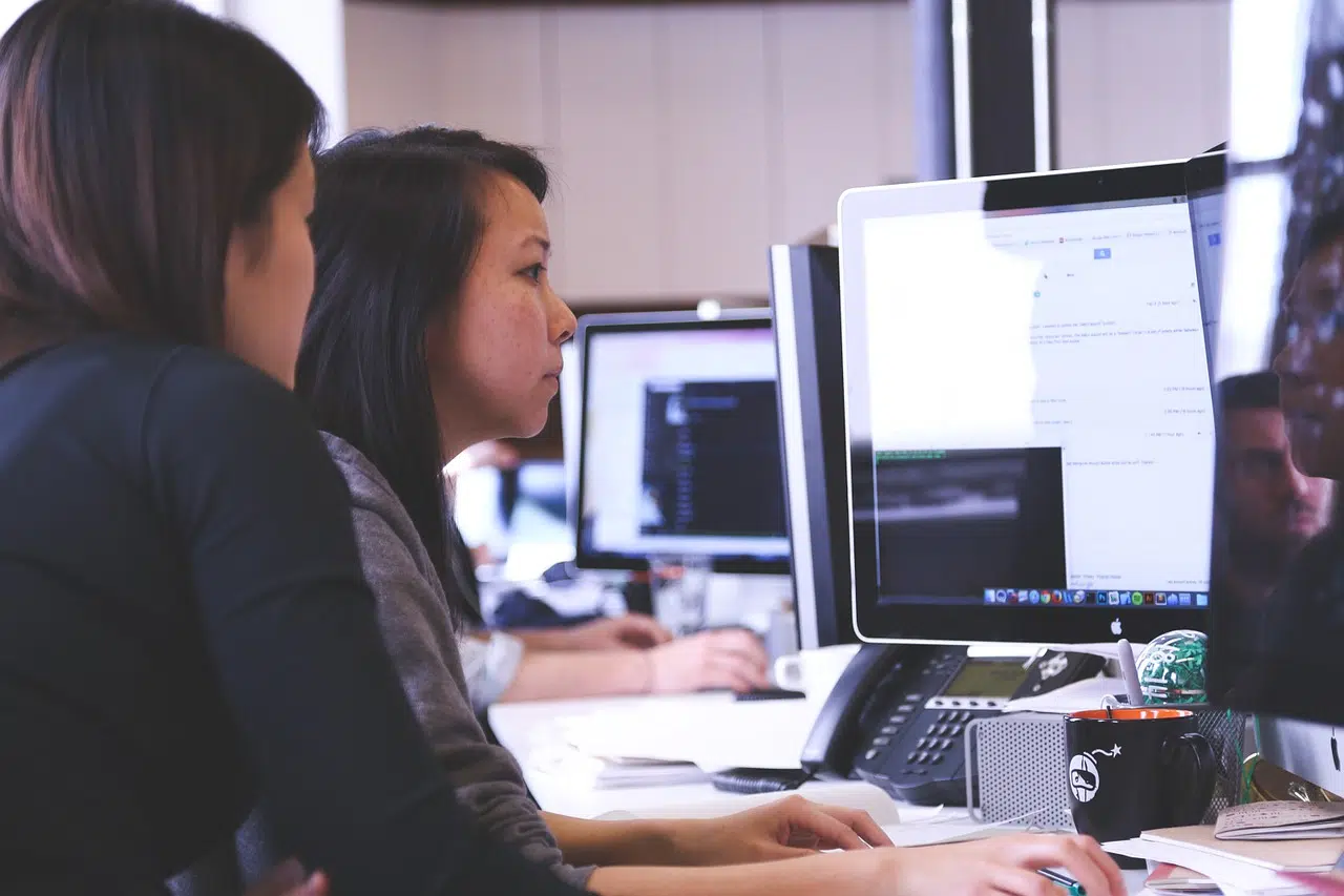 Deux femmes qui travaillent