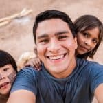 un bénévole dans un association humanitaire