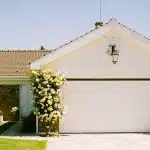 Comment régler la retombée d’un linteau pour une porte sectionnelle de garage