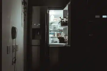 un réfrigérateur ouvert